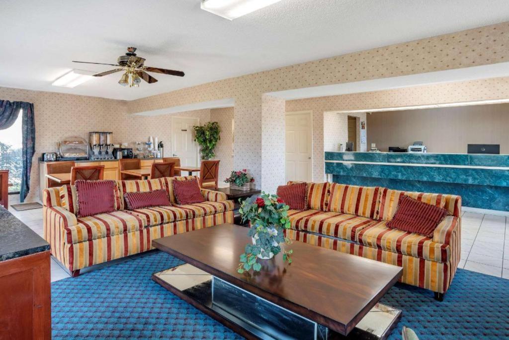 Econo Lodge Pearl Eksteriør billede