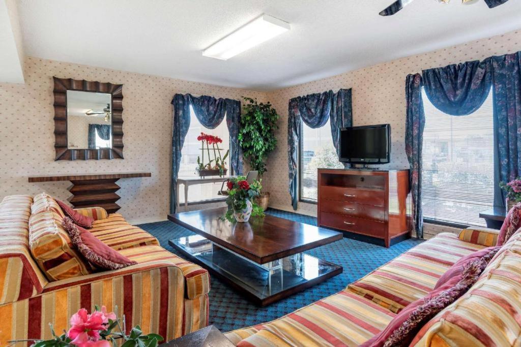 Econo Lodge Pearl Eksteriør billede
