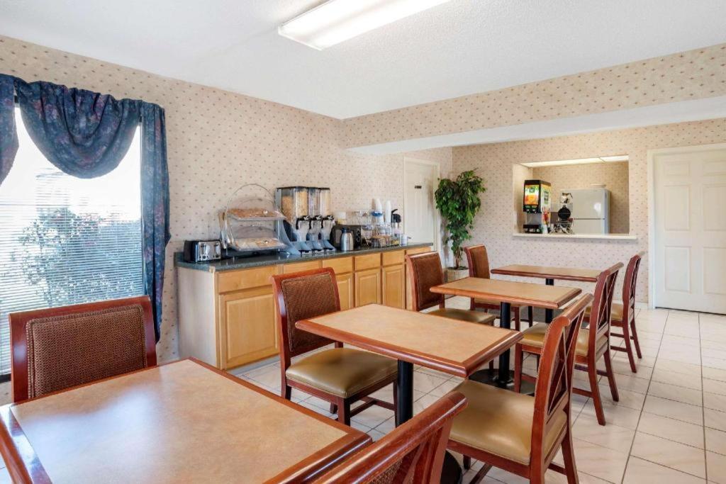 Econo Lodge Pearl Eksteriør billede