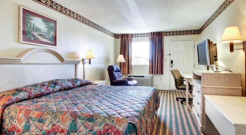 Econo Lodge Pearl Eksteriør billede