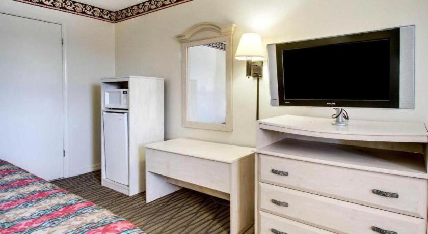 Econo Lodge Pearl Eksteriør billede