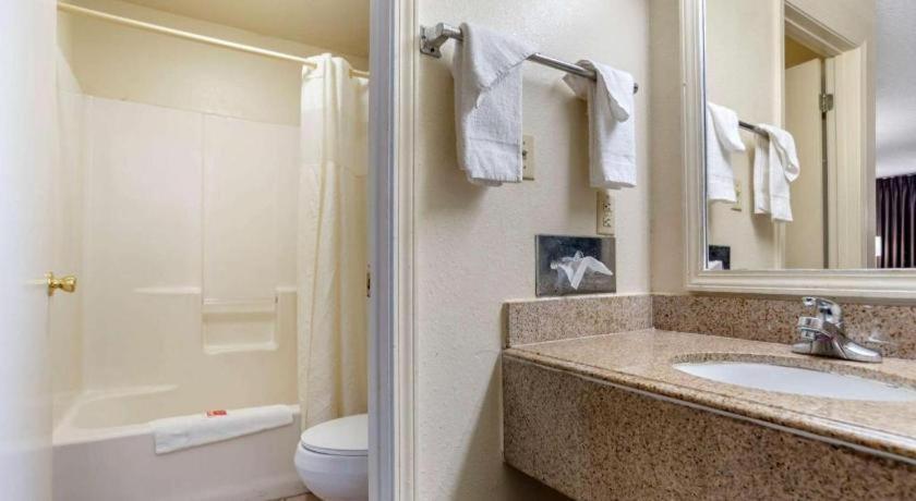 Econo Lodge Pearl Eksteriør billede