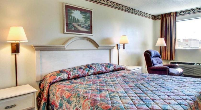 Econo Lodge Pearl Eksteriør billede