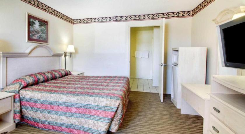 Econo Lodge Pearl Eksteriør billede
