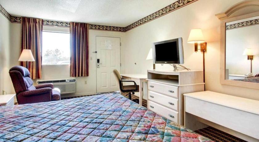 Econo Lodge Pearl Eksteriør billede