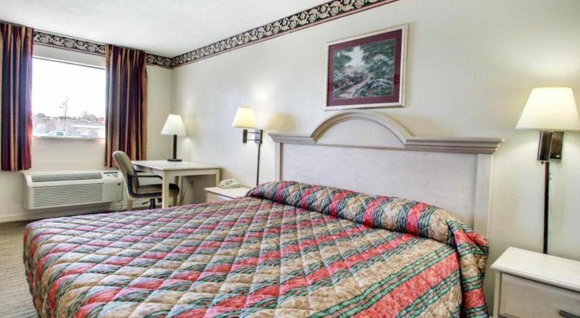 Econo Lodge Pearl Eksteriør billede