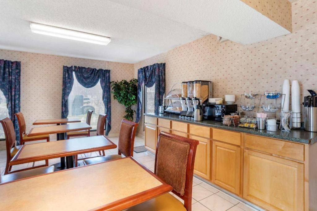 Econo Lodge Pearl Eksteriør billede