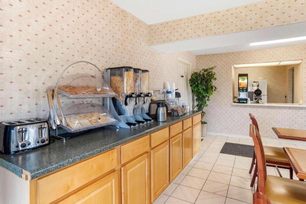 Econo Lodge Pearl Eksteriør billede