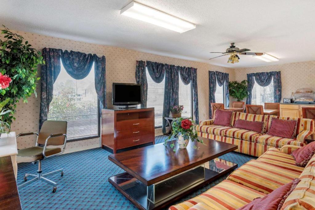 Econo Lodge Pearl Eksteriør billede
