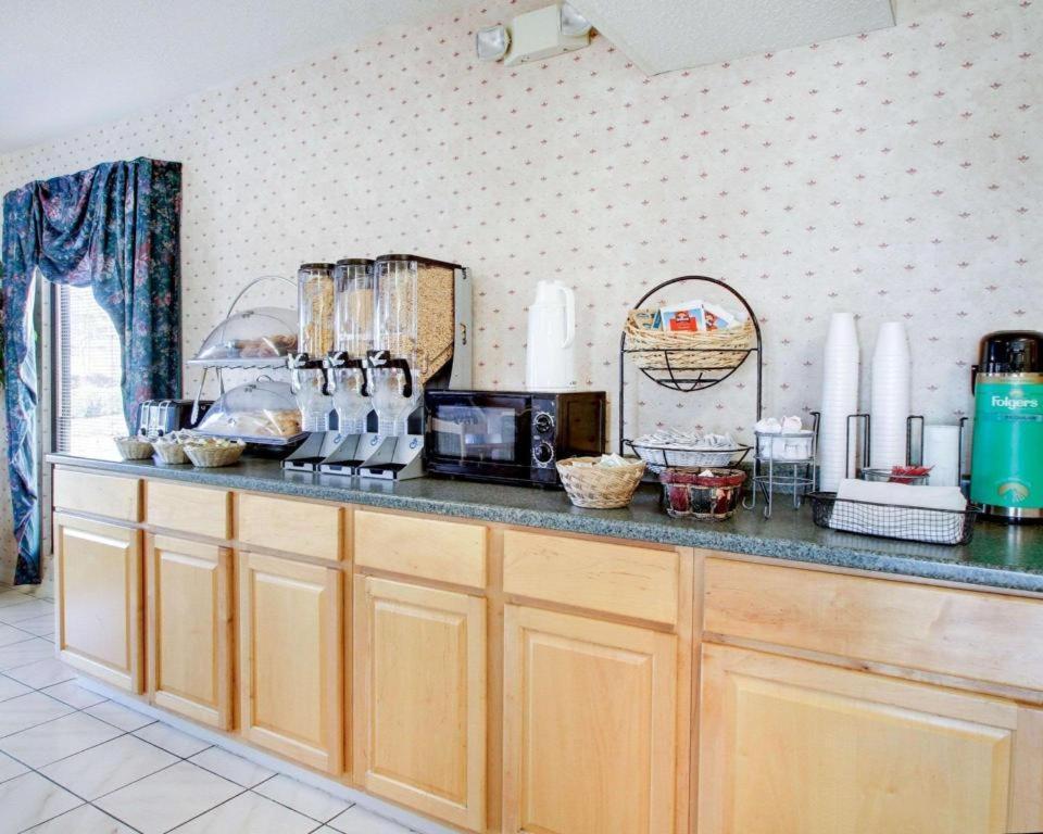 Econo Lodge Pearl Eksteriør billede