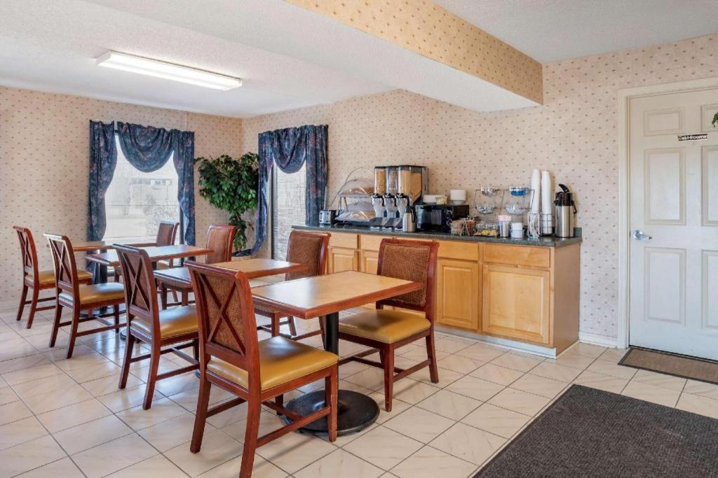 Econo Lodge Pearl Eksteriør billede