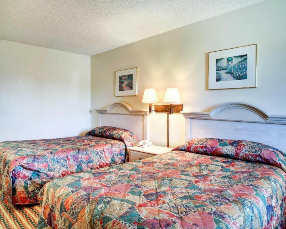 Econo Lodge Pearl Eksteriør billede
