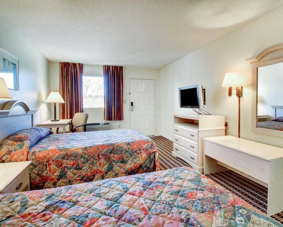 Econo Lodge Pearl Eksteriør billede
