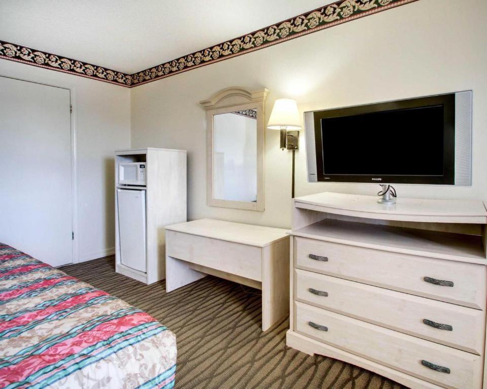 Econo Lodge Pearl Eksteriør billede