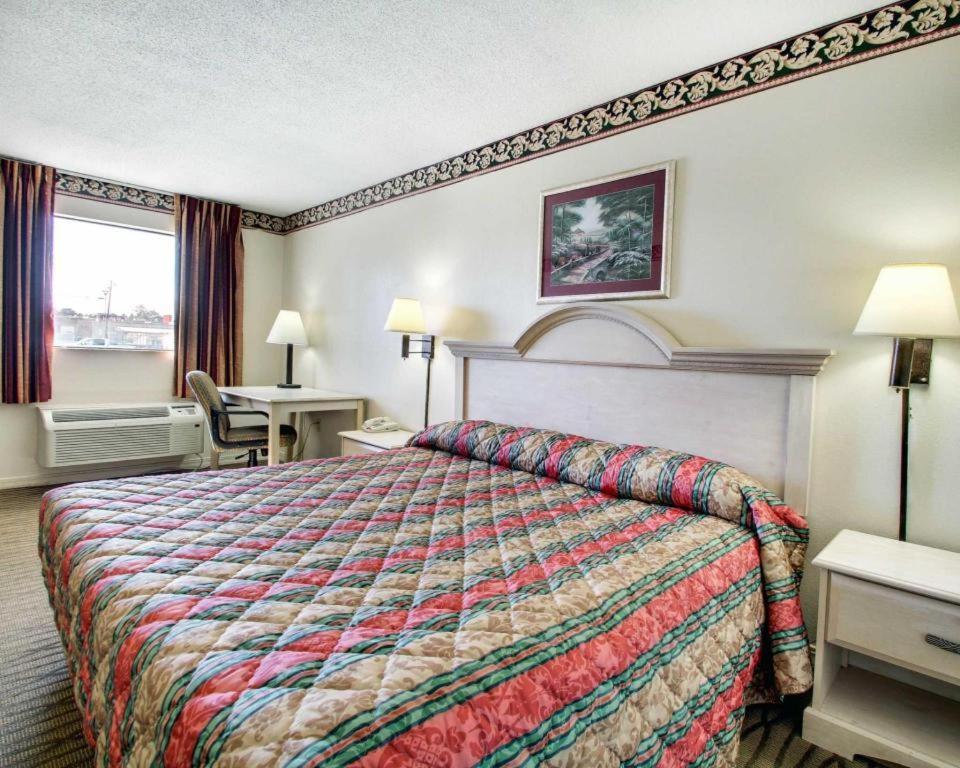 Econo Lodge Pearl Eksteriør billede