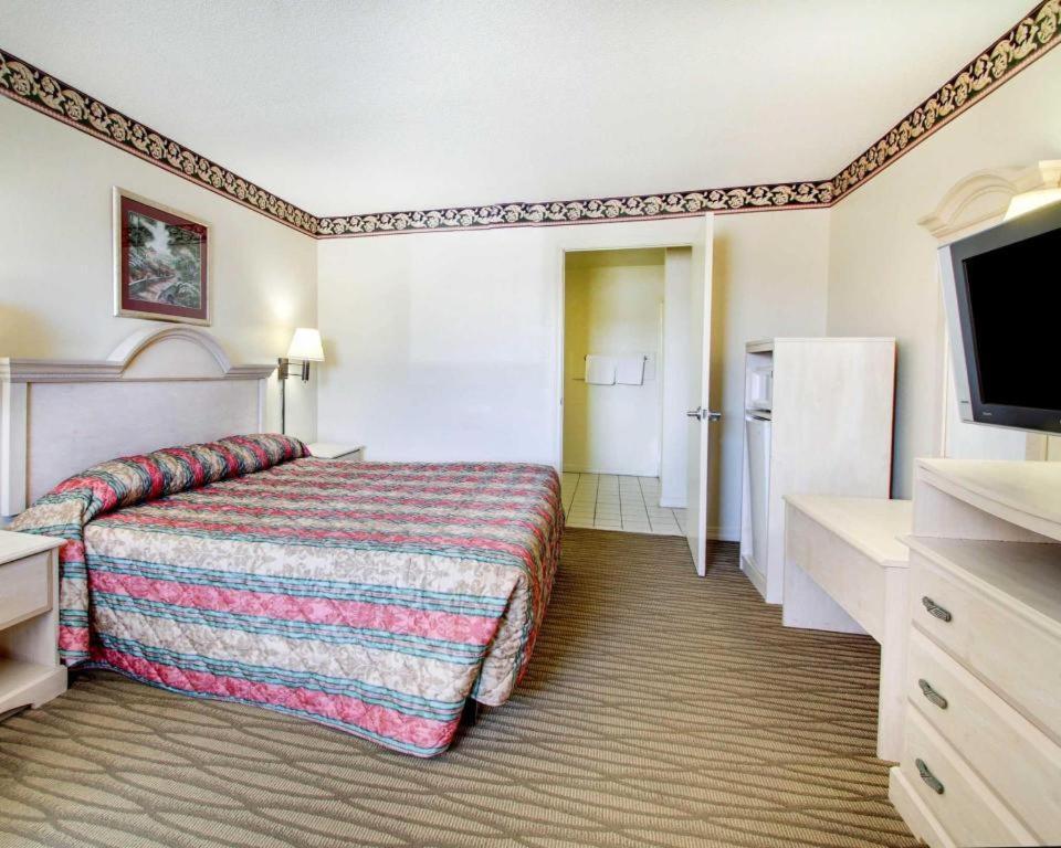 Econo Lodge Pearl Eksteriør billede