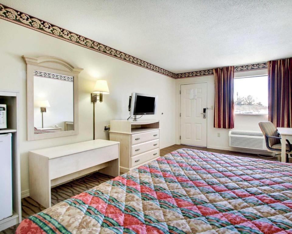 Econo Lodge Pearl Eksteriør billede