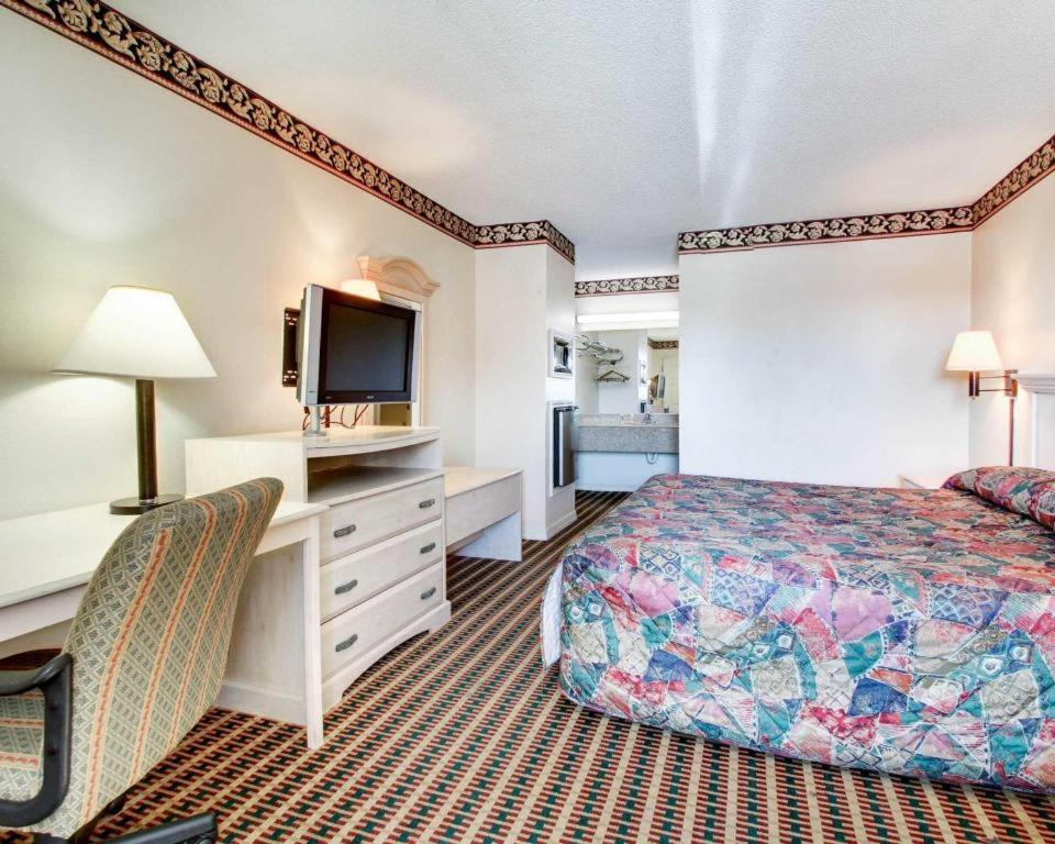 Econo Lodge Pearl Eksteriør billede