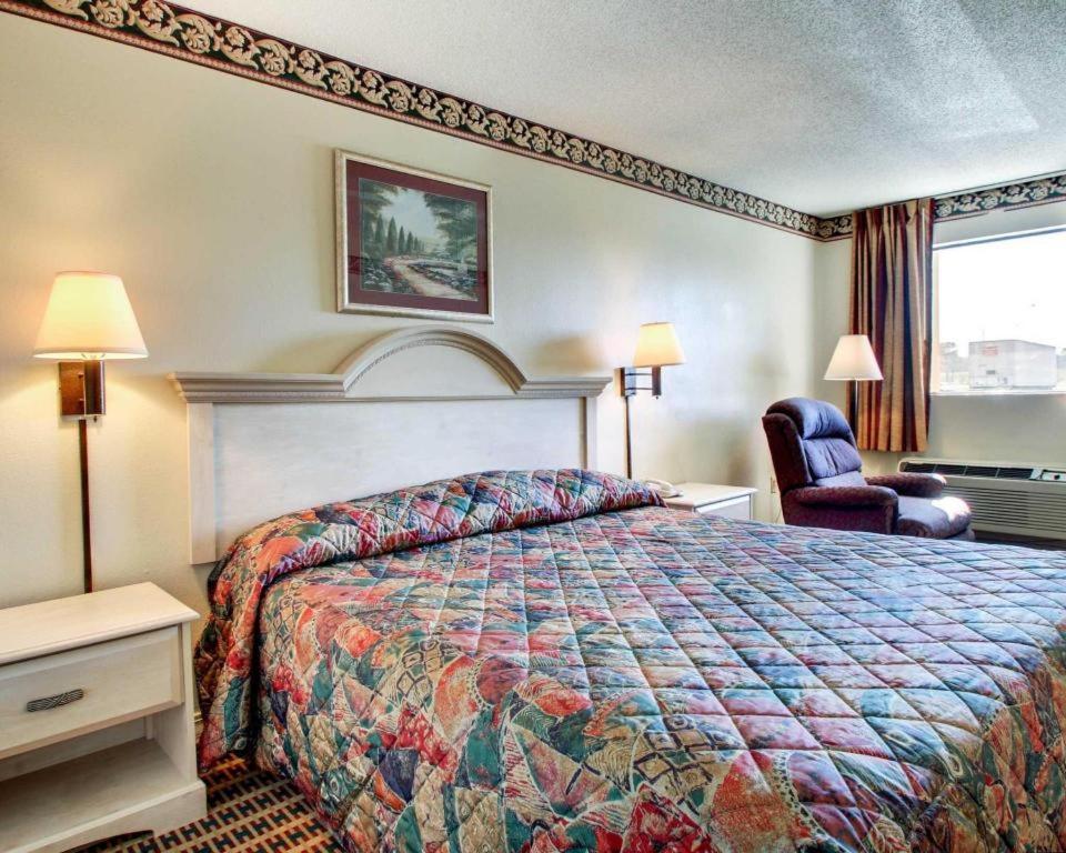 Econo Lodge Pearl Eksteriør billede