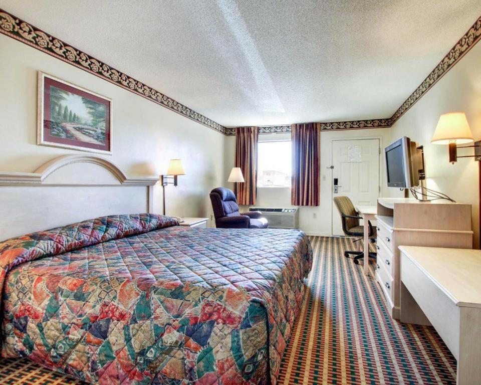 Econo Lodge Pearl Eksteriør billede