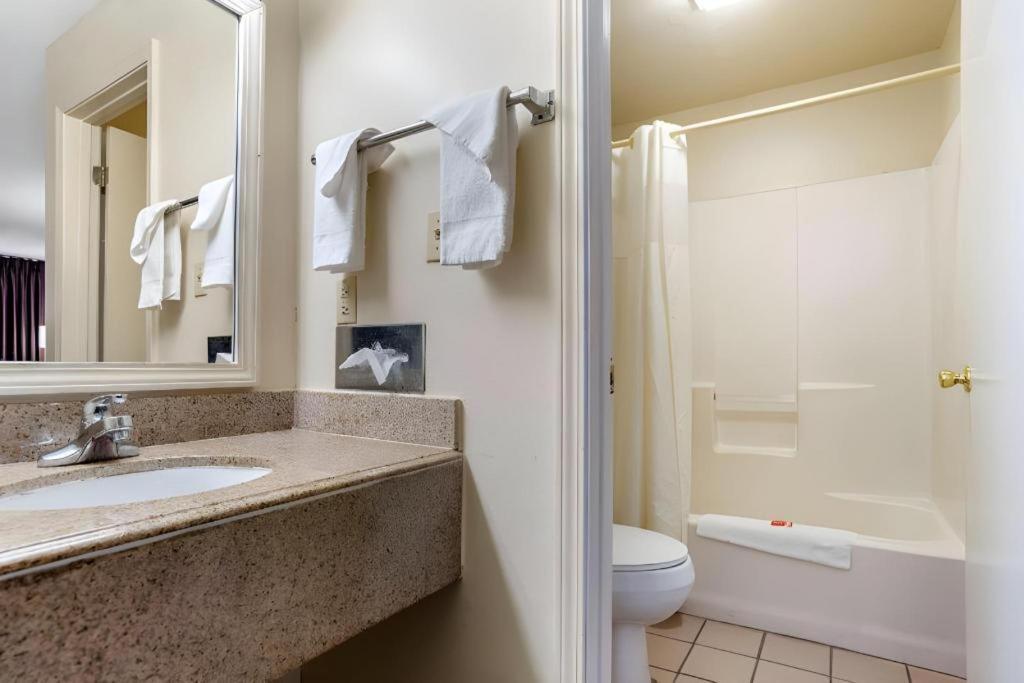 Econo Lodge Pearl Eksteriør billede