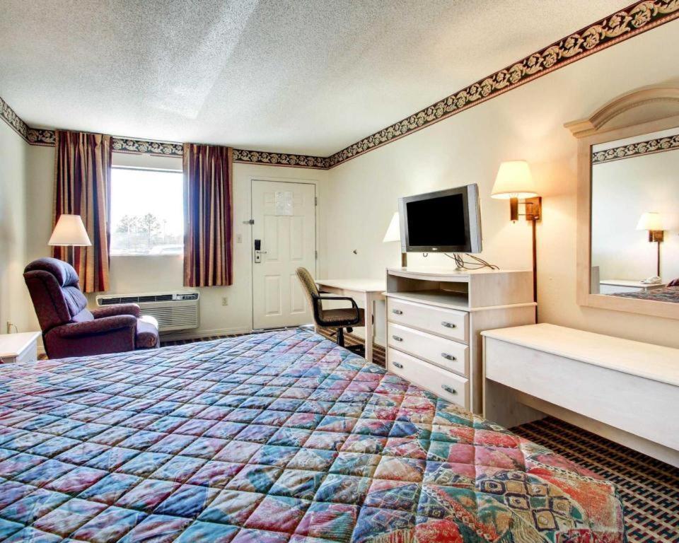 Econo Lodge Pearl Eksteriør billede